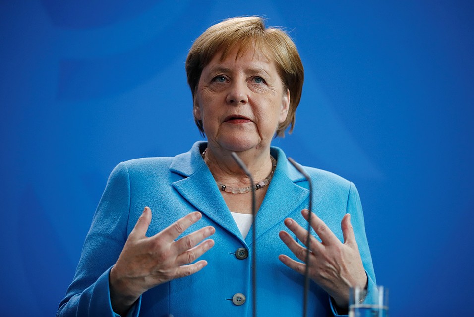 Штайнмаєр вручив Меркель документ про закінчення її повноважень