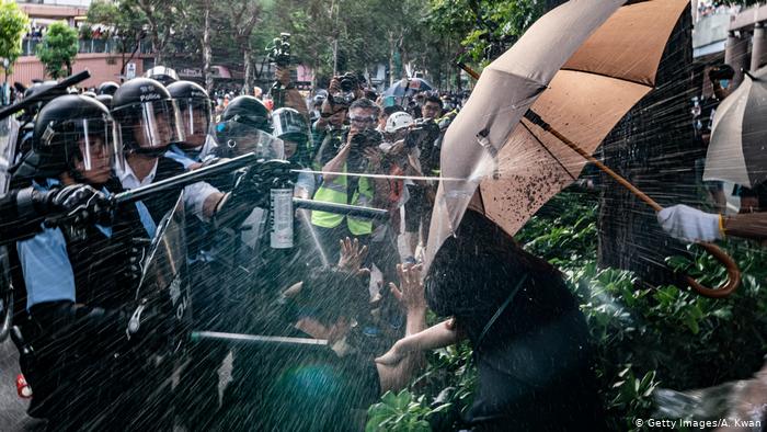 Протести у Гонконгу: поліція застосувала перцевий спрей та кийки