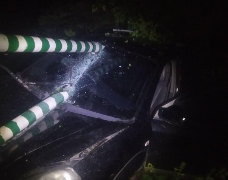 В Красноїльську автівка налетіла на шлагбаум: водій загинув