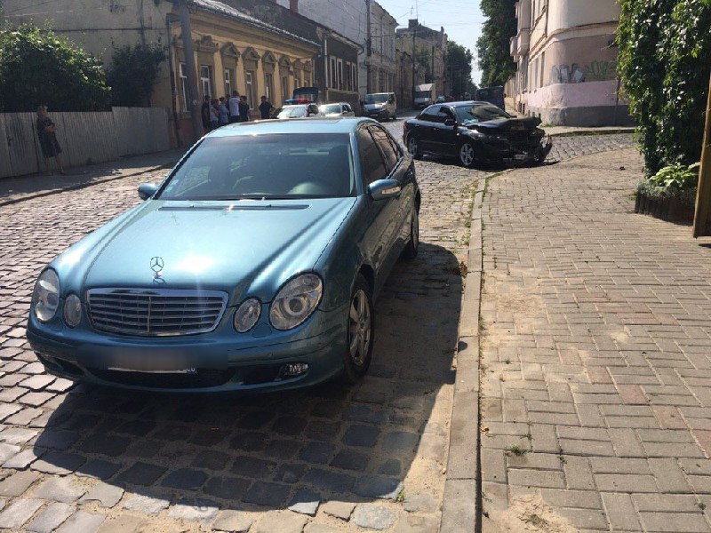 У Чернівцях на вулиці Сагайдачного не розминулись дві автівки