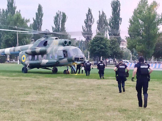 Поліція направила спецпризначенців на гелікоптері до Покровська через сутички біля окружкому
