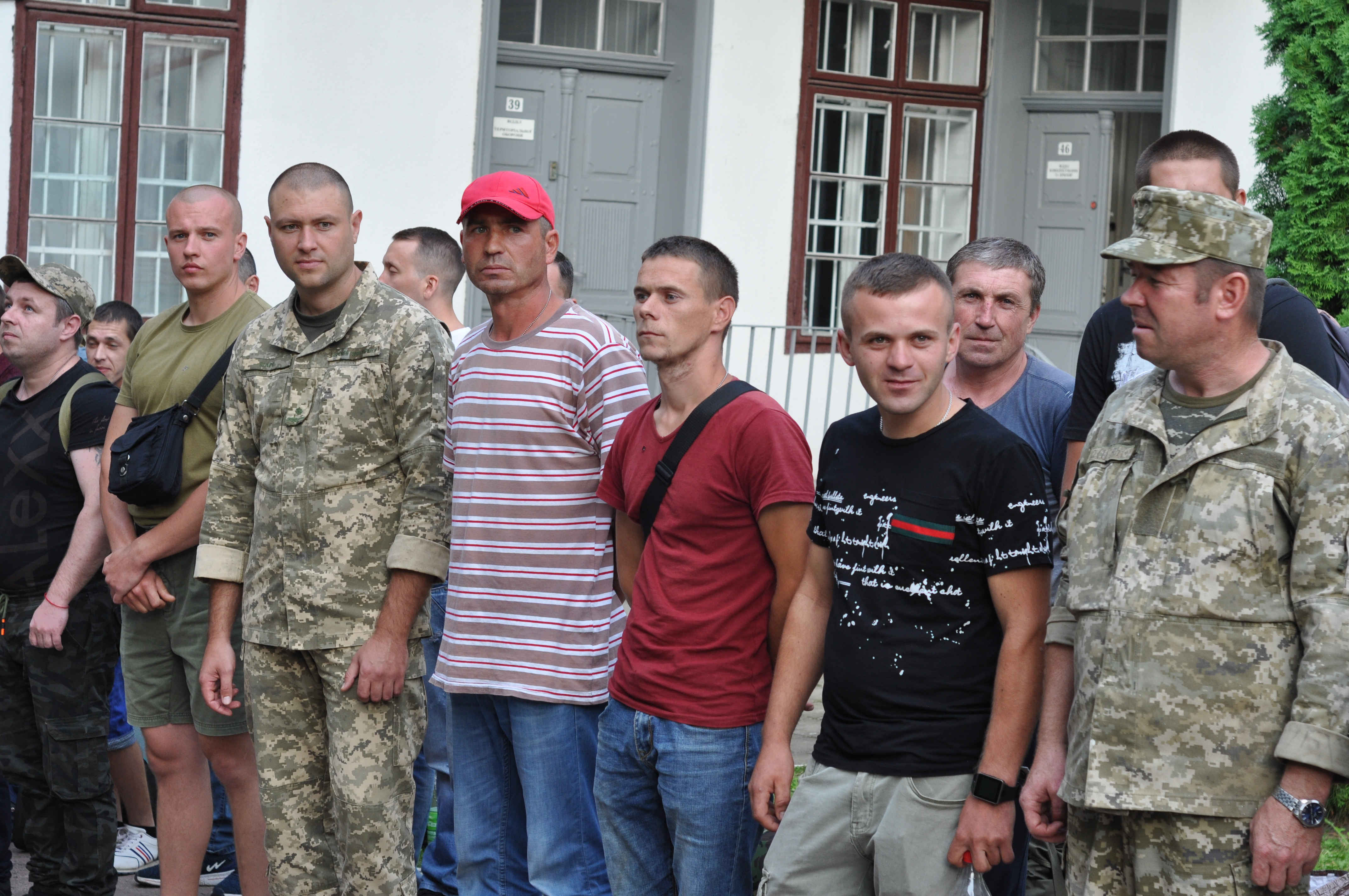 Учора з Чернівців на навчальні збори відправили резервістів (фото)