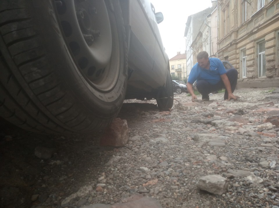 В Чернівцях на вулиці Івана Богуна рух авто став неможливий (фото)