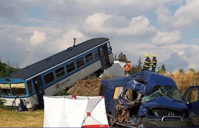 У Чехії автобус з українцями зіткнувся із потягом. Загинула жінка (відео)