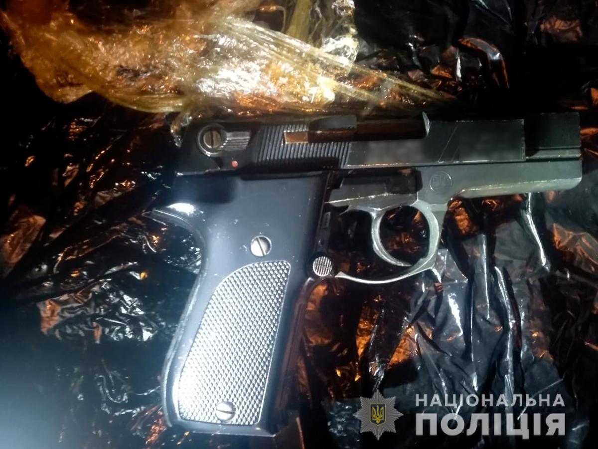 У Чернівцях поліція встановлює походження пістолетів, знайдених серед сміття