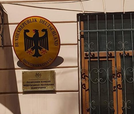 У Чернівцях з будівлі консульства Німеччини відламали прапор