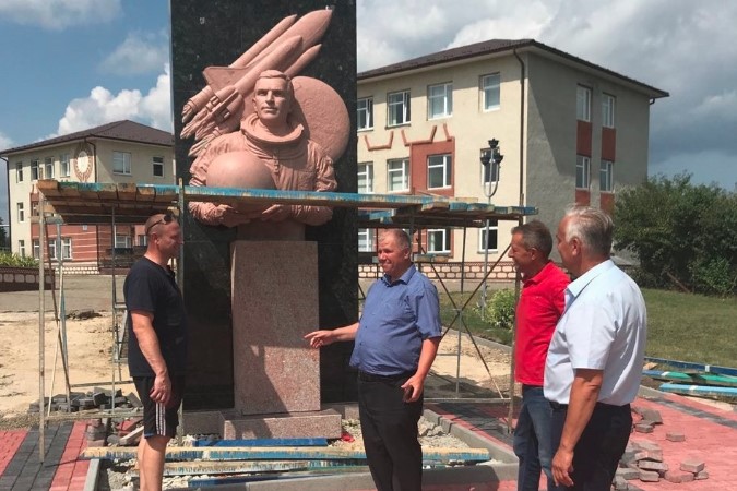 У Клішківцях встановлюють пам‘ятник космонавту Каденюку