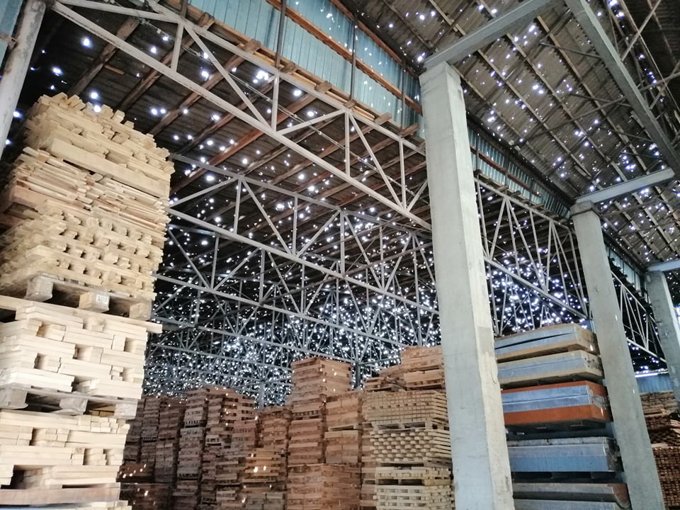 У Сторожинці град знищив покрівлю деревообробного підприємства (фото)