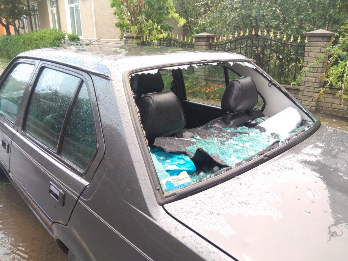 Понищені дахи та автівки: Сторожинець оговтується від наслідків стихії