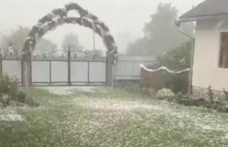 Негода на Буковині: у селі Коритне випав град (відео)