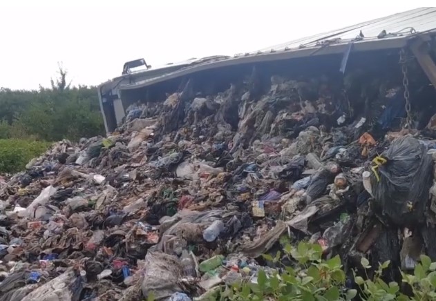 У Заставні перекинулася вантажівка із закарпатським сміттям – ЗМІ