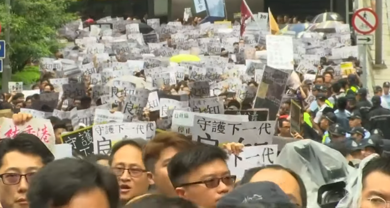 У Гонконзі знову зібралися антиурядові протести