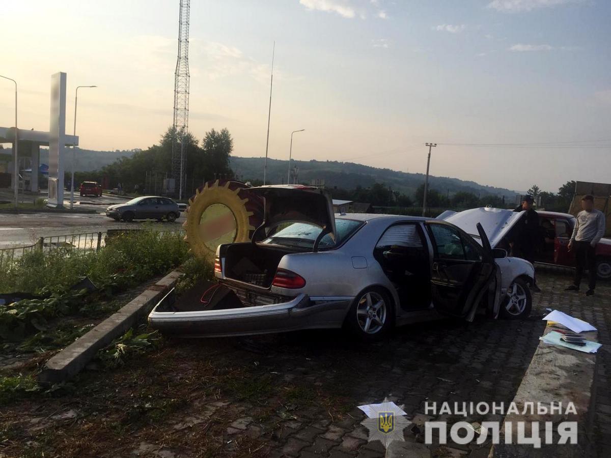 На Буковині водій протаранив огорожу і втік, залишивши травмованого пасажира