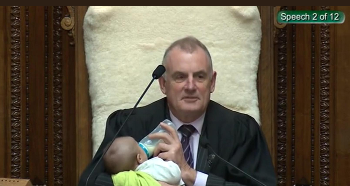 Глава парламенту Нової Зеландії няньчив немовля колеги просто на робочому місці