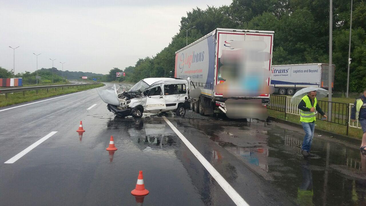 У Чернівецькій області внаслідок зіткнення вантажівки та легкового автомобіля постраждала одна людина