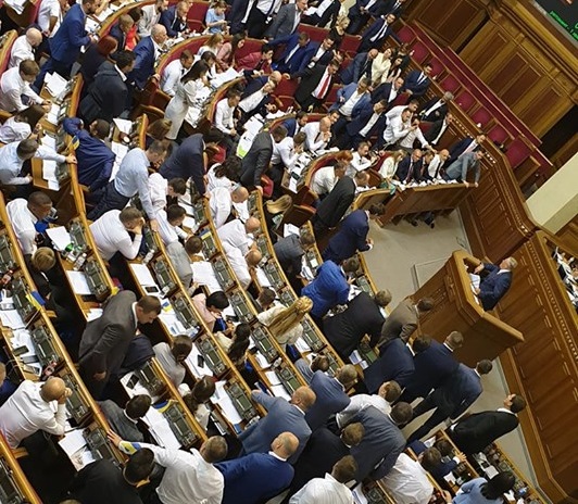 Депутати від “Слуги народу” здійснили перше блокування проходів до трибуни Верховної Ради