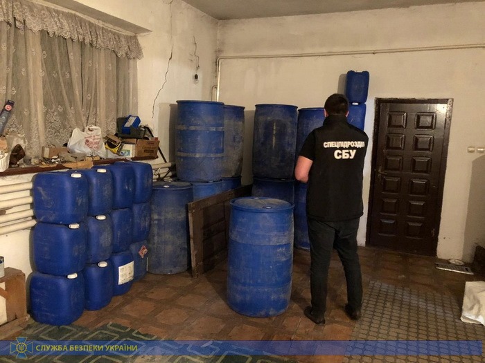 СБУ викрила підпільний цех з фальсифікату алкоголю: “продукцію” реалізовували на Буковині
