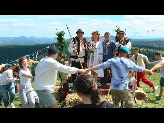 На горі Томнатик, на висоті 1500 метрів, зіграли весілля