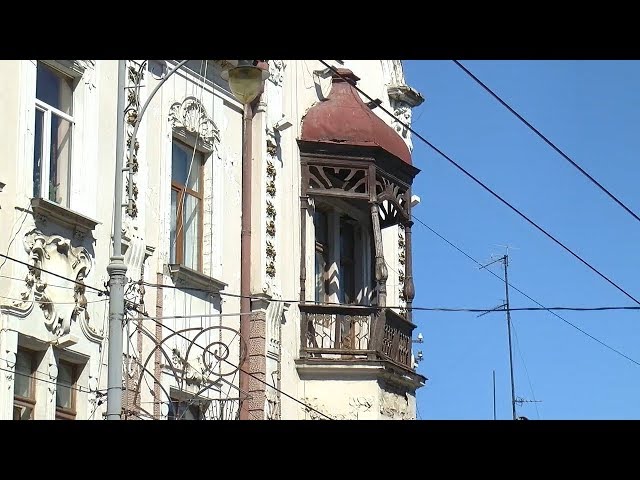 Балкон у центрі Чернівців став загрозою для містян та туристів