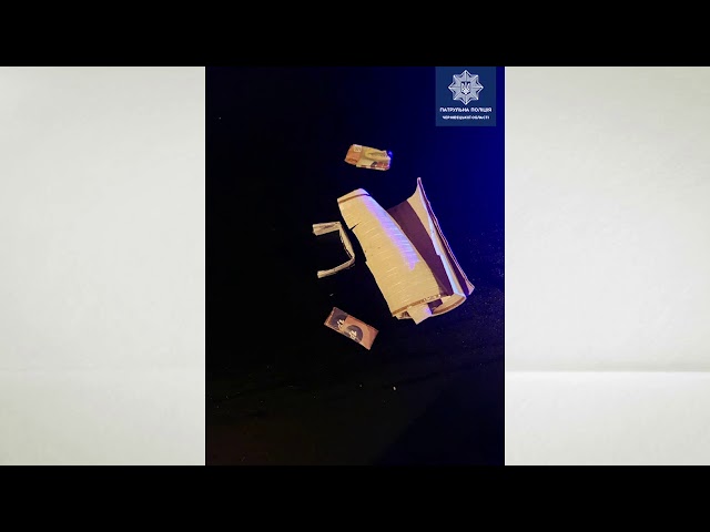 Згортки та пакети з наркотиками поліцейські знайшли у салоні автомобіля в Чернівцях