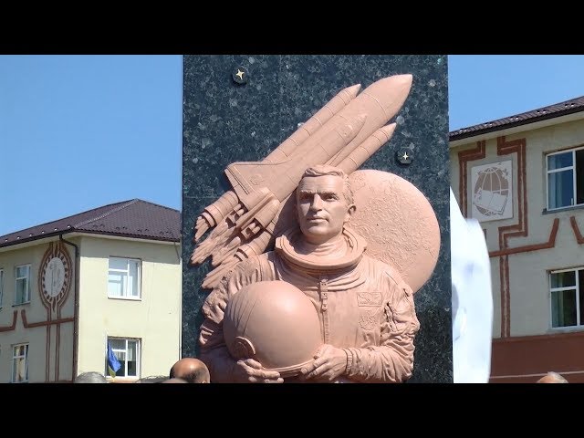 У Клішківцях відкрили пам’ятник першому космонавтові незалежної України Леонідові Каденюку