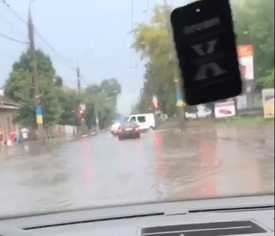 У Чернівцях через сильний дощ затопило дорогу в районі друкарні