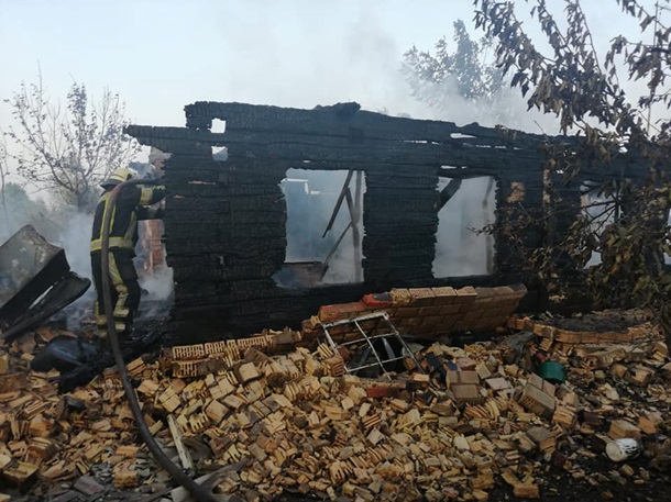 Під Києвом внаслідок спалювання трави згоріли три будинки, п’ять автівок і трактор