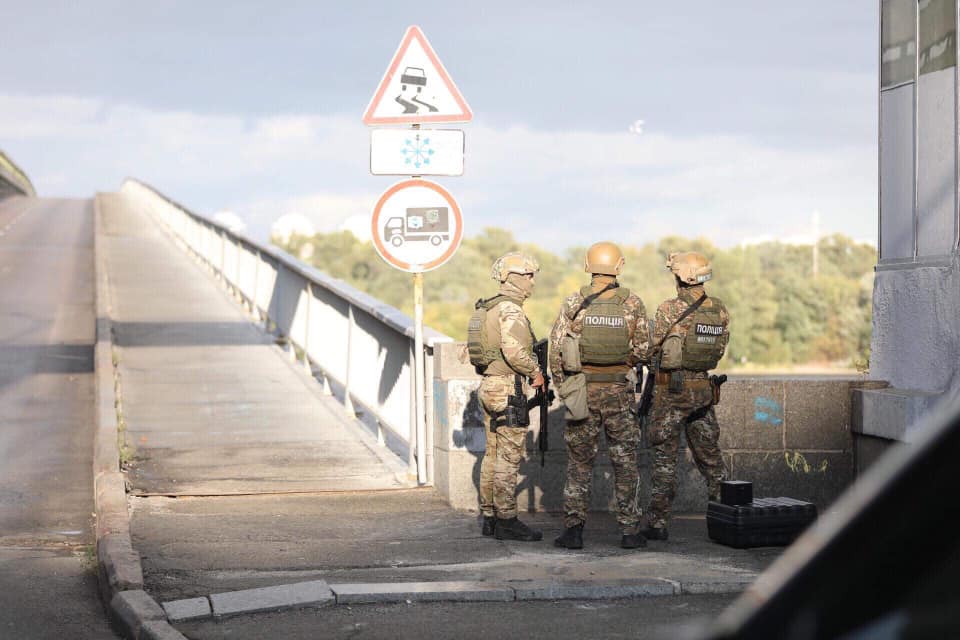 Міст Метро у Києві оточила поліція – уродженець Криму стріляє і погрожує вибухом