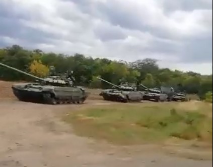 За кілька кілометрів від українського кордону помітили велику колону російської бронетехніки (відео)