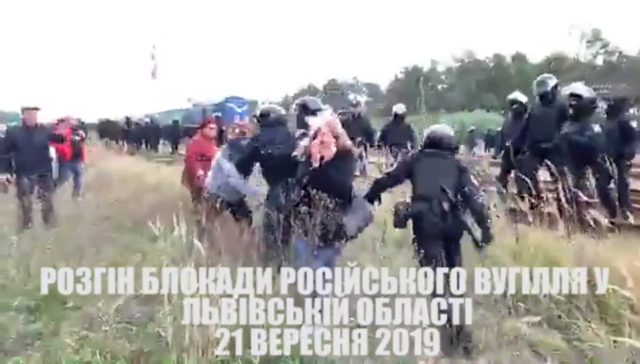Поліція застосувала силу проти ветеранів АТО-ООС, які блокували російські вагони з вугіллям на Львівщині