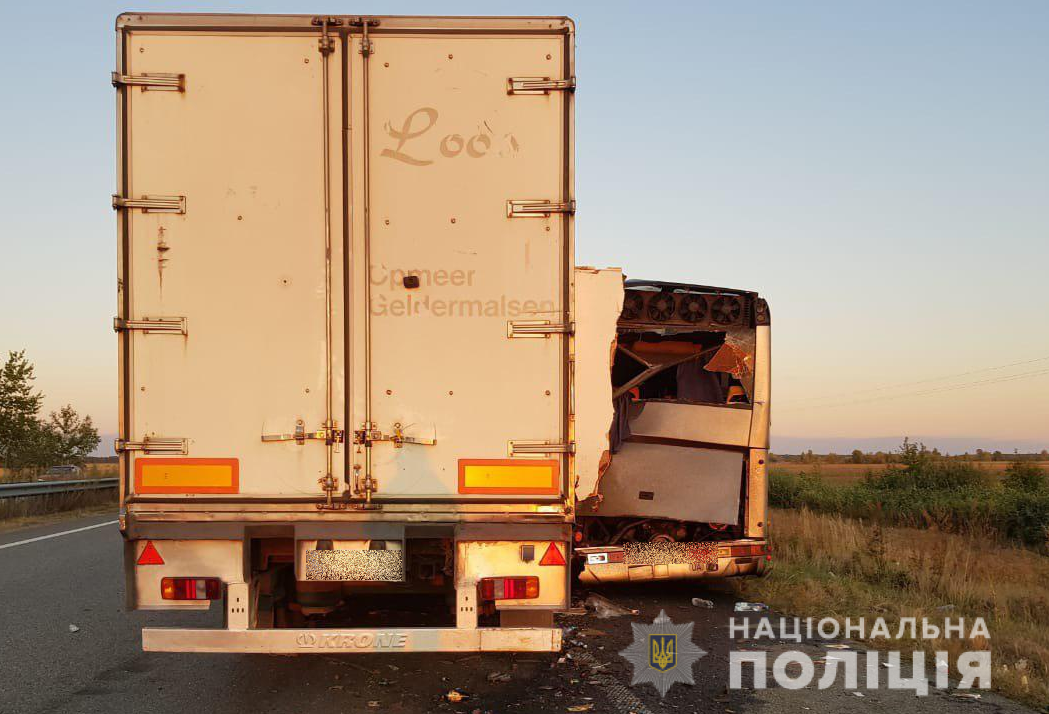 На Київщині вантажівка протаранила автобус: загинули троє людей