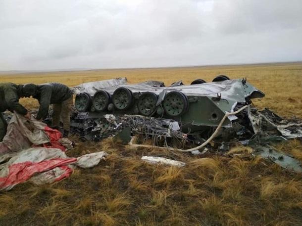 В РФ на висоті 1,5 км з літака випали дві броньовані машини (відео)