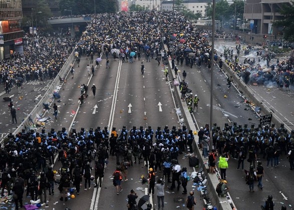 У Гонконзі поліція застосувала гумові кулі та сльозогінний газ проти активістів