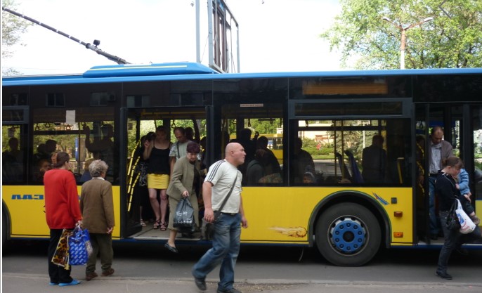 Стрілянина в тролейбусі: у Києві нападник поранив двох пасажирів і втік