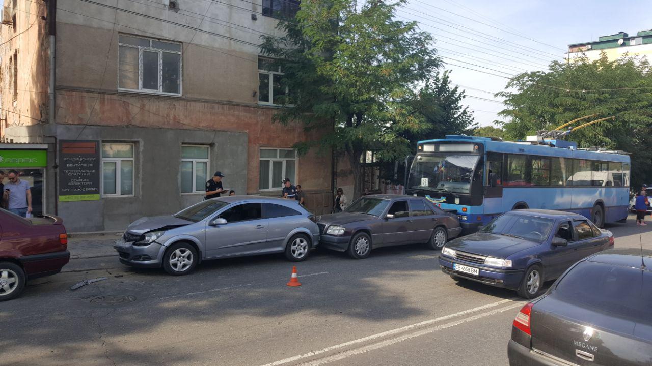 У Чернівцях на вулиці Героїв Майдану сталася ДТП за участю тролейбуса і чотирьох автівок
