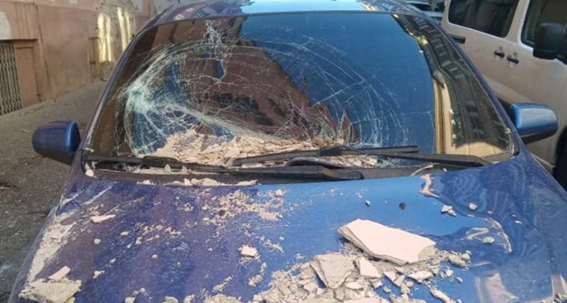 У Чернівцях шматок фасаду впав на автівку (фото)