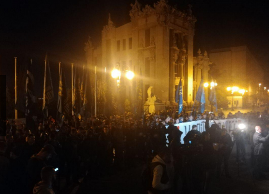 Протести у Києві: до Офісу президента стягують силовиків