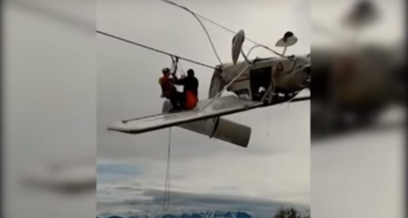 У Альпах літак заплутався в дротах підйомника (відео)