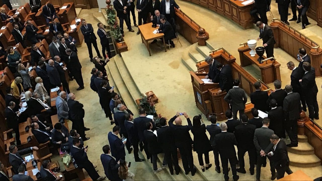Парламент Румунії оголосив недовіру уряду