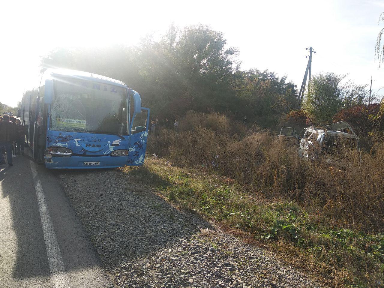 На Буковині автобус зіткнувся з “бусом”: є постраждалі