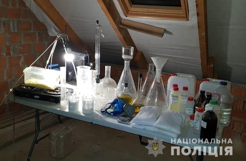 На Буковині поліція закрила 2 інтернет-магазини зі збуту наркотиків