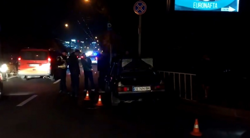 У Чернівцях на розі вулиць Героїв Майдану та Каспрука квадроцикл врізався у таксі: постраждав неповнолітній