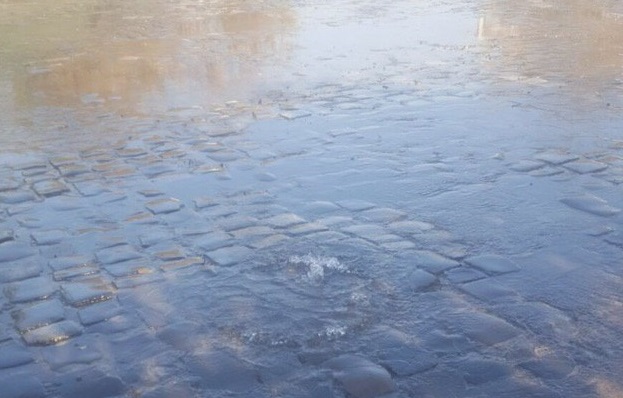 У Чернівцях, на Калічанці через витік води затопило частину вулиці