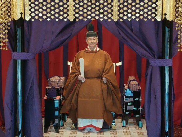 Імператор Японії офіційно вступив на престол