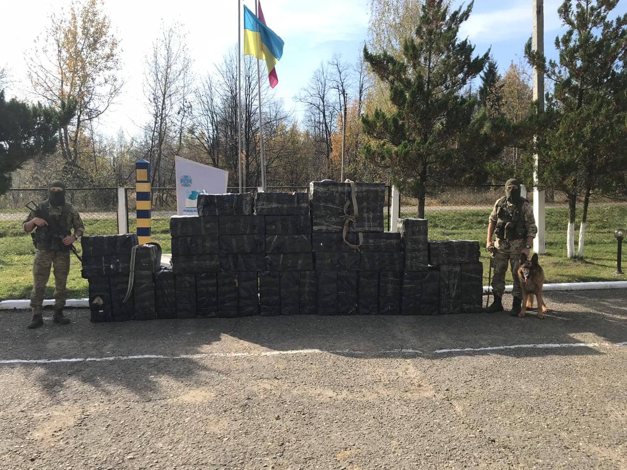 У Чернівецькій області, на кордоні з Румунією, прикордонники позбавили контрабандистів товару на понад півмільйона гривень.