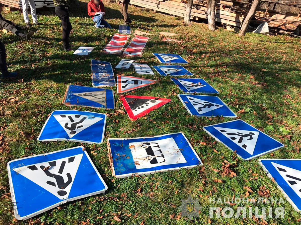 Поліцейські Путильщини розшукали крадія дорожніх знаків