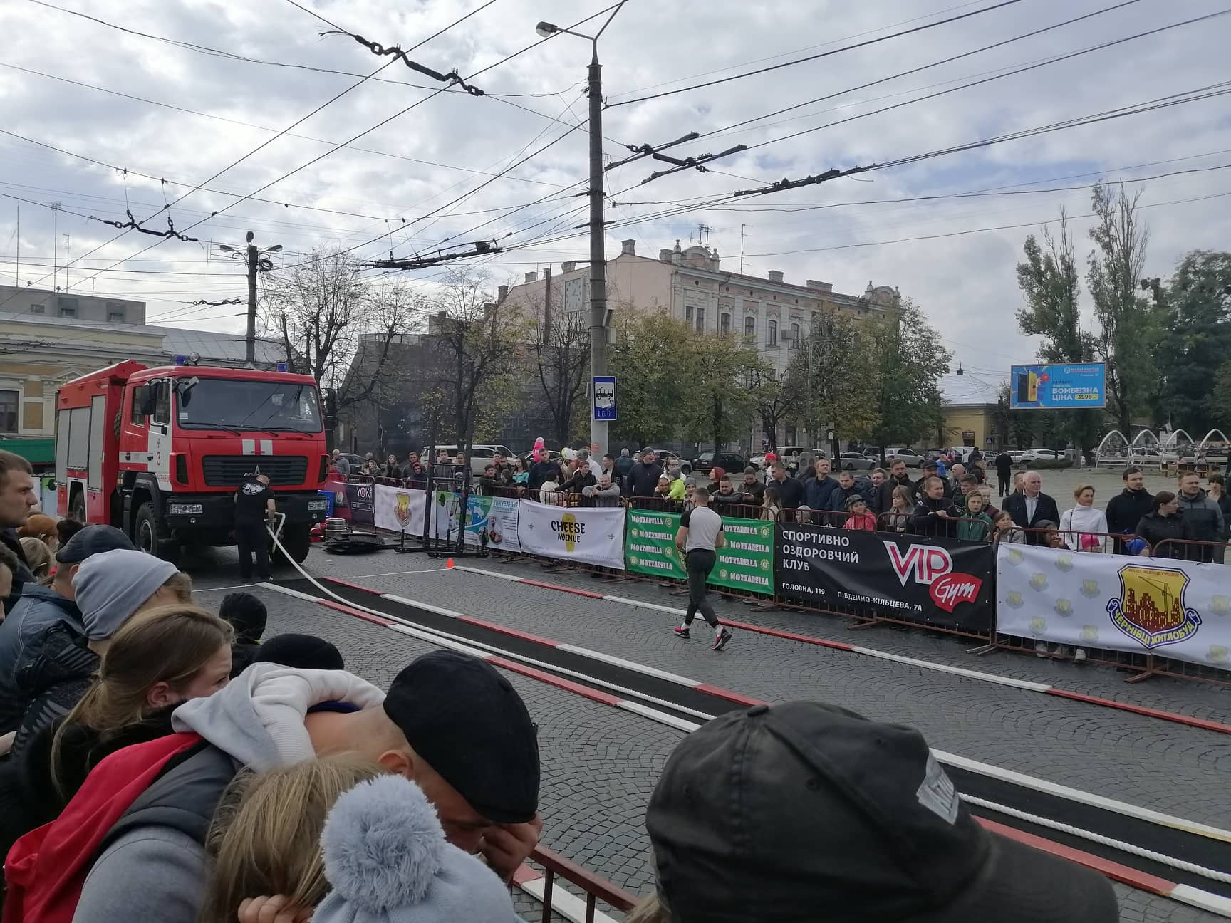 На Соборній площі у Чернівцях відбуваються змагання зі стронгмену «Богатирський турнір» (фото, відео)