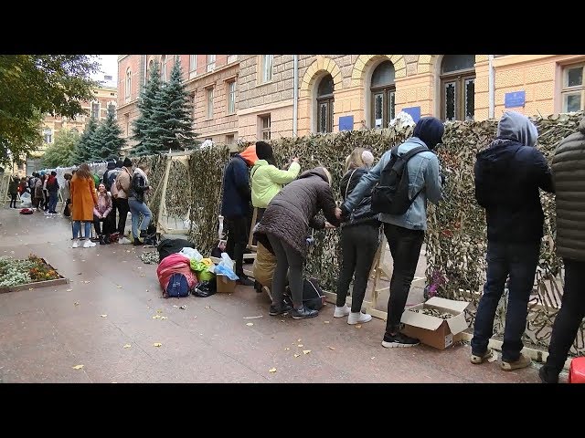 У Чернівцях сплели найбільшу маскувальну сітку в Україні