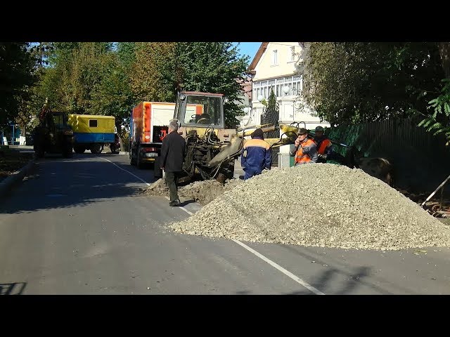 На вулиці Щербанюка у Чернівцях розкопали нещодавно вистелений асфальт