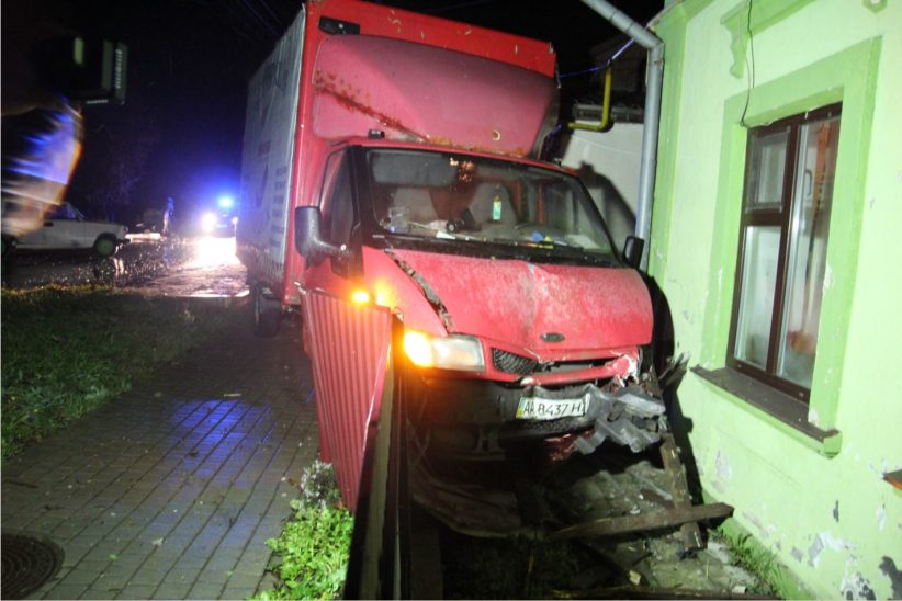 У Сторожинці вантажівка протаранила “ВАЗ” та врізалася у стіну будинку